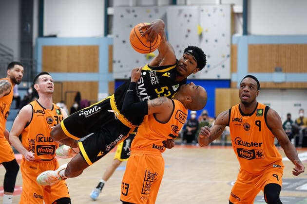 Basketball 2 Bundesliga 2020 2021 23 Spieltag 06 02 2022 wiha Panthers Schwenningen Tigers Tuebingen Isaiah Crawley center top, Tigers vs Chris Frazier center bottom, Schwenningen watched by Quatarrius Wilson r, Schwenningen and David Cohn li, Schwenningen.
