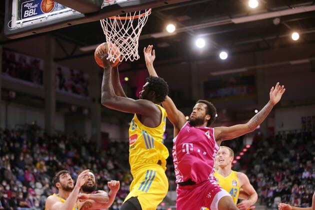 Justin Gorham Telekom Baskets Bonn vs Christ Koumadje ALBA BERLIN easyCredit BBL 1 Bundesliga , 2021 2022 season , Hauptrunde 20 Spieltag