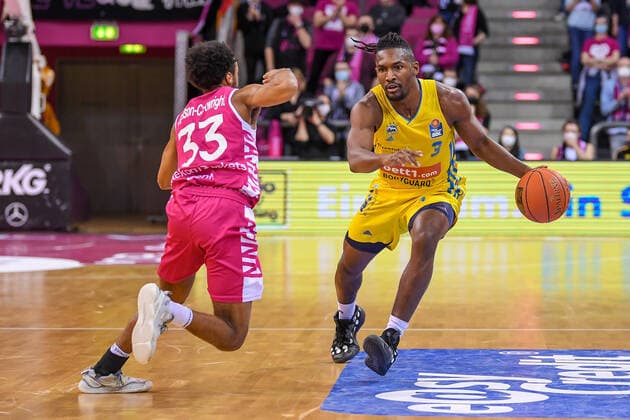 easyCredit BBL, Telekom Baskets Bonn vs Alba Berlin, 06 02 2022 Jaleen Smith Alba Berlin, 3 , Parker Jackson Cartwright Telekom Baskets Bonn, 33 , easyCredit BBL, Telekom Baskets Bonn vs Alba Berlin on 06 02 2022 at Telekom Dome Bonn, Bonn Nordrhein Westfalen Copyright: xBEAUTIFULxSPORTS Mueller-Laschetx