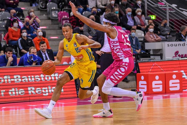 easyCredit BBL, Telekom Baskets Bonn vs Alba Berlin, 06 02 2022 Louis Olinde Alba Berlin, 19 , Javontae Hawkins Telekom Baskets Bonn, 13 , easyCredit BBL, Telekom Baskets Bonn vs Alba Berlin on 06 02 2022 at Telekom Dome Bonn, Bonn Nordrhein Westfalen Copyright: xBEAUTIFULxSPORTS Mueller-Laschetx