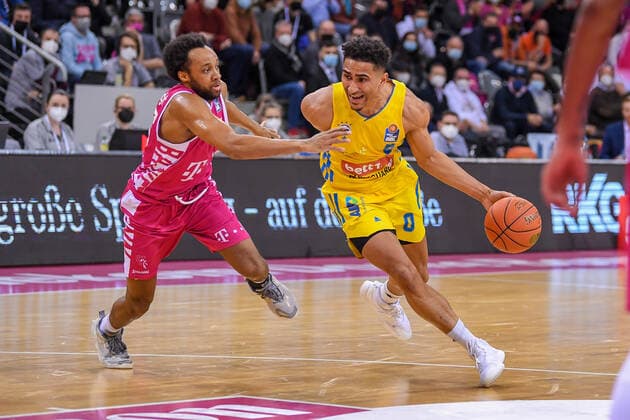 easyCredit BBL, Telekom Baskets Bonn vs Alba Berlin, 06 02 2022 Maodo Lo Alba Berlin, 0 , Parker Jackson Cartwright Telekom Baskets Bonn, 33 , easyCredit BBL, Telekom Baskets Bonn vs Alba Berlin on 06 02 2022 at Telekom Dome Bonn, Bonn Nordrhein Westfalen Copyright: xBEAUTIFULxSPORTS Mueller-Laschetx
