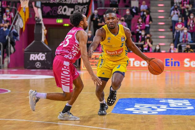 easyCredit BBL, Telekom Baskets Bonn vs Alba Berlin, 06 02 2022 Jaleen Smith Alba Berlin, 3 , Parker Jackson Cartwright Telekom Baskets Bonn, 33 , easyCredit BBL, Telekom Baskets Bonn vs Alba Berlin on 06 02 2022 at Telekom Dome Bonn, Bonn Nordrhein Westfalen Copyright: xBEAUTIFULxSPORTS Mueller-Laschetx