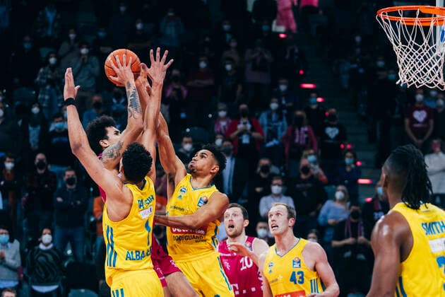 Bonn, Telekom BasketsDome, 06 02 22 Tyson Ward L Bonn against Oscar da Silva L and Maodo Lo R in the basketball match of the 1 Bundesliga Telekom Baskets Bonn vs Alba Berlin