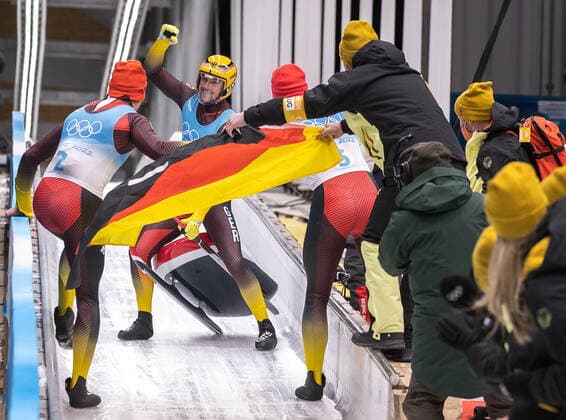 06 02 2022, National Sliding Centre, Yanqing, CHN, Winter Olympic Games, Beijing 2022, Luge, single seater, men, 4 run, in picture gold medalist and Olympic champion Felix Loch GER with his teammates Gold medalist and Olympic champion Felix Loch with his teammates during the 4th run of men Luge single seater competition for the Winter Olympic Games Beijing 2022 National Sliding Centre in Yanqing, China on 2022 02 06 Expa Yanqing EP_gro