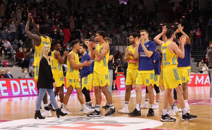 Bonn, Germany 06 02 2022, Basketball Bundesliga, 20 matchday, BBL, Telekom Baskets Bonn vs Alba Berlin, the team of Alba Berlin says goodbye to the spectators after the victory