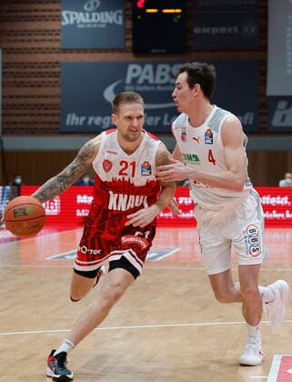 06 02 2022, Basketball, BBL, s Oliver Wuerzburg Brose Bamberg, GER, Wuerzburg, tectake Arena picture from left Aigars Skele s Oliver Wuerzburg and Omar Prewitt Brose Bamberg Copyright: HMBxMedia xHeikoxBecker
