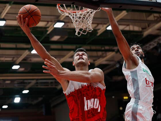 06 02 2022, Basketball, BBL, s Oliver Wuerzburg Brose Bamberg, GER, Wuerzburg, tectake Arena Picture from left Filip Stanic s Oliver Wuerzburg and Marvin Omuvwie Brose Bamberg Copyright: HMBxMedia xHeikoxBecker