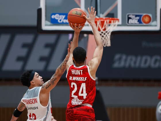 06 02 2022, Basketball, BBL, s Oliver Wuerzburg Brose Bamberg, GER, Wuerzburg, tectake Arena Bild v li The foul by Justin Robinson Brose Bamberg on Cameron Hunt s Oliver Wuerzburg , which fue the free throws just before the end fuhert Copyright: HMBxMedia xHeikoxBecker