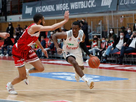 06 02 2022, Basketball, BBL, s Oliver Wuerzburg Brose Bamberg, GER, Wuerzburg, tectake Arena picture from left Cameron Hunt s Oliver Wuerzburg and Shannon Scott Brose Bamberg Copyright: HMBxMedia xHeikoxBecker