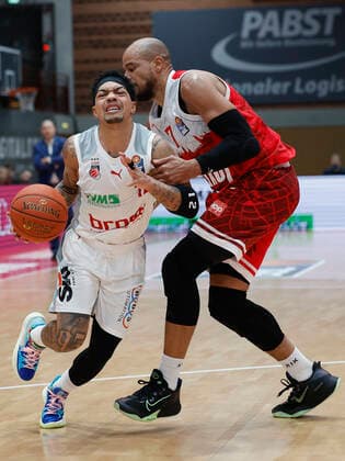 06 02 2022, Basketball, BBL, s Oliver Wuerzburg Brose Bamberg, GER, Wuerzburg, tectake Arena Picture from left Justin Robinson Brose Bamberg and Alex King s Oliver Wuerzburg Copyright: HMBxMedia xHeikoxBecker