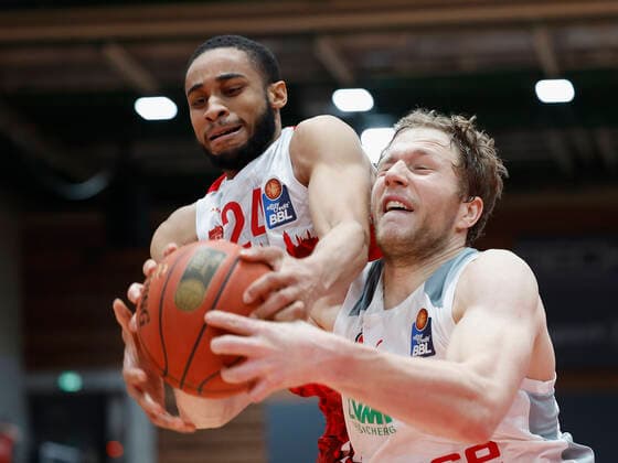 06 02 2022, Basketball, BBL, s Oliver Wuerzburg Brose Bamberg, GER, Wuerzburg, tectake Arena Picture from left Cameron Hunt s Oliver Wuerzburg and Christian Sengfelder Brose Bamberg Copyright: HMBxMedia xHeikoxBecker