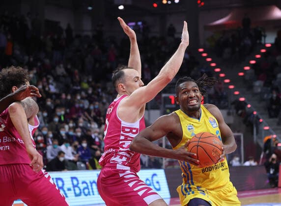 Karsten Tadda TB Bonn 9 , Jaleen Smith Berlin 3 , Telekom Baskets Bonn vs Alba Berlin, Basketball, 1 Easy Credit Bundesliga, 22 Spieltag, 06.02 20222, Telekom Baskets Bonn vs Alba Berlin, Basketball, 1 Easy Credit Bundesliga, 22 Spieltag, 06.02 20222, Bonn Copyright: xJoergxNiebergall Eibner-Pressefox EP_JNL