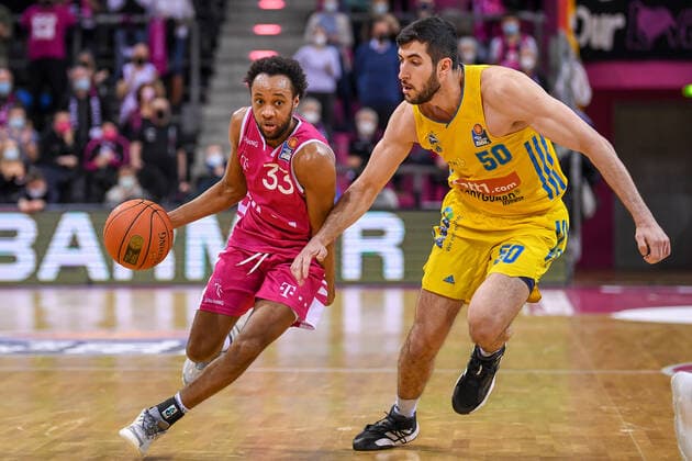 easyCredit BBL, Telekom Baskets Bonn vs Alba Berlin, 06 02 2022 Parker Jackson Cartwright Telekom Baskets Bonn, 33 , Yovel Zoosman Alba Berlin, 50 , easyCredit BBL, Telekom Baskets Bonn vs Alba Berlin on 06 02 2022 at the Telekom Dome Bonn, Bonn North Rhine Westphalia Copyright: xBEAUTIFULxSPORTS Mueller-Laschetx