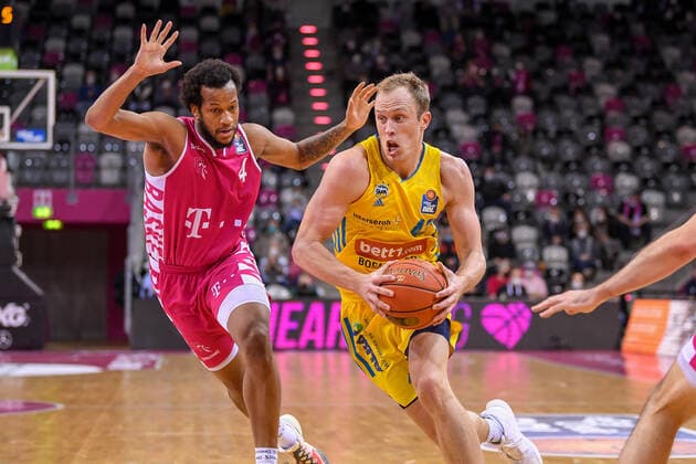 easyCredit BBL, Telekom Baskets Bonn vs Alba Berlin, 06 02 2022 Luke Sikma Alba Berlin, 43 , Justin Gorham Telekom Baskets Bonn, 4 , easyCredit BBL, Telekom Baskets Bonn vs Alba Berlin on 06 02 2022 at Telekom Dome Bonn, Bonn Nordrhein Westfalen Copyright: xBEAUTIFULxSPORTS Mueller-Laschetx