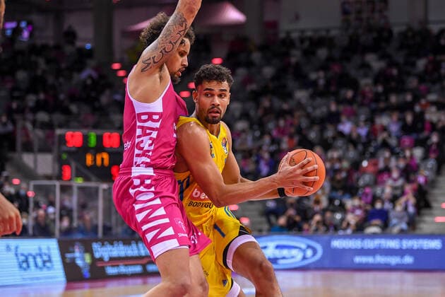 easyCredit BBL, Telekom Baskets Bonn vs Alba Berlin, 06 02 2022 Oscar da Silva Alba Berlin, 1 , Michael Kessens Telekom Baskets Bonn, 6 , easyCredit BBL, Telekom Baskets Bonn vs Alba Berlin on 06 02 2022 at the Telekom Dome Bonn, Bonn North Rhine Westphalia Copyright: xBEAUTIFULxSPORTS Mueller-Laschetx