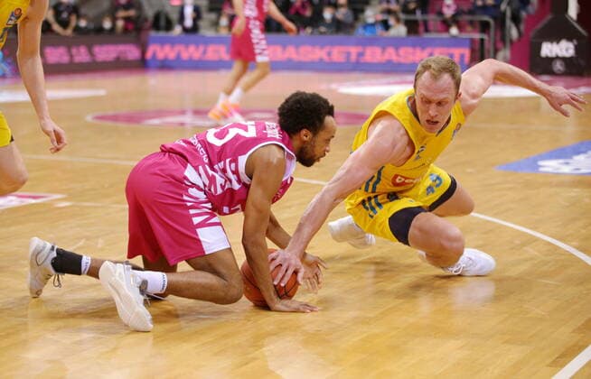 Parker Jackson Cartwright Telekom Baskets Bonn vs Luke Sikma ALBA BERLIN , on the ground easyCredit BBL 1 Bundesliga , season 2021 2022 , Hauptrunde 20 Spieltag