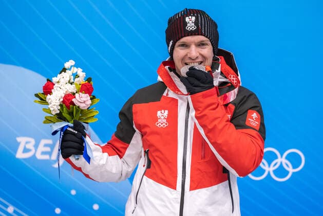 CHN, Olympische Winterspiele, Peking 2022 06.02.2022, National Sliding Centre, Yanqing, CHN, Olympische Winterspiele, Peking 2022, Rodeln, Einsitzer, Herren, Medaillen Zeremonie, im Bild Silbermedaillengewinner Wolfgang Kindl (AUT) Silver medalist Wolfgang Kindl of Austria during the Medal Award Ceremony of men Luge single seater competition for the Winter Olympic Games, Olympische Spiele, Olympia, OS Beijing 2022. National Sliding Centre in Yanqing, China on 2022 02 06. Yanqing China National Sliding Centre *** CHN, Winter Olympic Games, Beijing 2022 06 02 2022, National Sliding Centre, Yanqing, CHN, Winter Olympic Games, Beijing 2022, Luge, Single seater, Men, Medal Ceremony, in the picture Silver medalist Wolfgang Kindl AUT Silver medalist Wolfgang Kindl of Austria during the Medal Award Ceremony of men Luge single seater competition for the Winter Olympic Games Beijing 2022 National Sliding Centre in Yanqing, China on 2022 02 06 Yanqing China National Sliding Centre