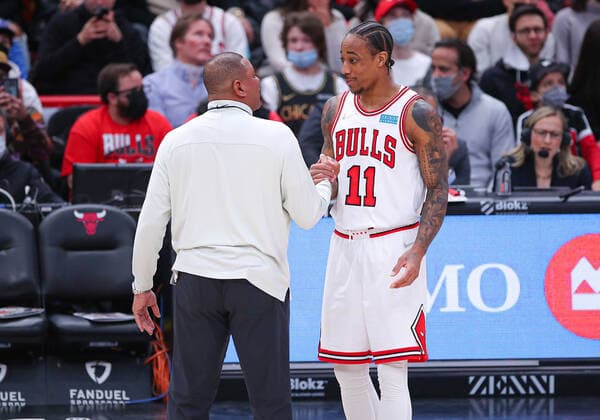 CHICAGO, IL - FEBRUARY 06: Philadelphia 76ers head coach Doc Rivers talks with Chicago Bulls Forward DeMar DeRozan (11) during a timeout during a NBA, Basketball Herren, USA game between the Philadelphia 76ers and the Chicago Bulls on February 6, 2022 at the United Center in Chicago, IL. (Photo by Melissa Tamez Icon Sportswire) NBA: FEB 06 76ers at Bulls Icon22020610