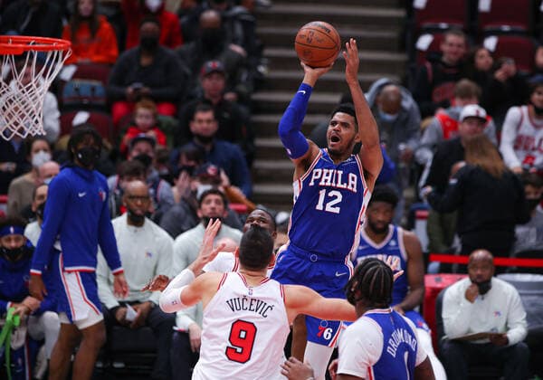 CHICAGO, IL - FEBRUARY 06: Philadelphia 76ers Forward Tobias Harris (12) shoots the ball in action during a NBA, Basketball Herren, USA game between the Philadelphia 76ers and the Chicago Bulls on February 6, 2022 at the United Center in Chicago, IL. (Photo by Melissa Tamez Icon Sportswire) NBA: FEB 06 76ers at Bulls Icon22020621