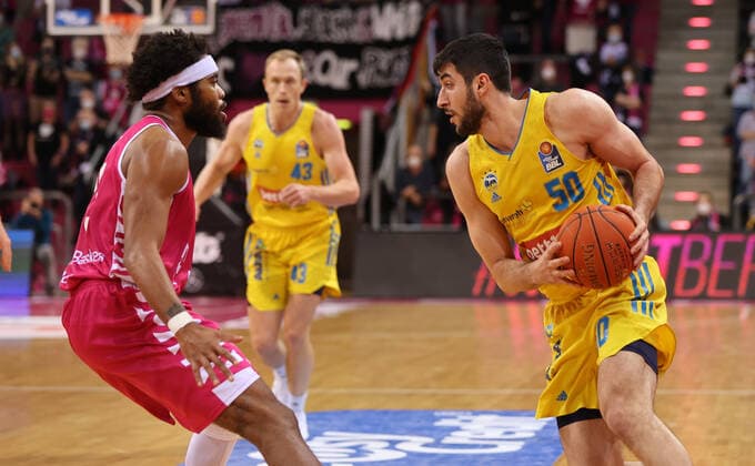 Bonn, Germany 06 02 2022, Basketball Bundesliga, 20 Matchday, BBL, Telekom Baskets Bonn vs Alba Berlin, Javontae Hawkins Bonn , Yovel Zoosman Alba