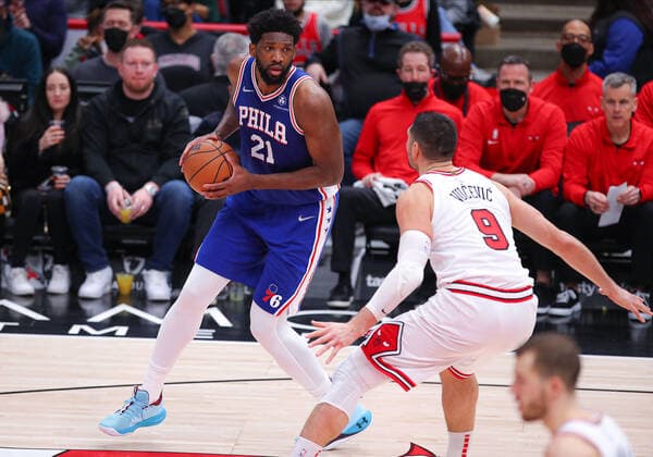CHICAGO, IL - FEBRUARY 06: Philadelphia 76ers Center Joel Embiid (21) in action during a NBA, Basketball Herren, USA game between the Philadelphia 76ers and the Chicago Bulls on February 6, 2022 at the United Center in Chicago, IL. (Photo by Melissa Tamez Icon Sportswire) NBA: FEB 06 76ers at Bulls Icon22020629