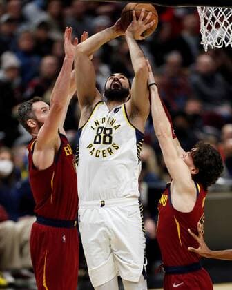 Cleveland Cavaliers forward Kevin Love (L) and Cleveland Cavaliers forward Cedi Osman of Turkey (R) defene against Indiana Pacers center Goga Bitadze of Georgia (C) during the second half of the NBA, Basketball Herren, USA game between the Cleveland Cavaliers and the Indiana Pacers at Rocket Mortgage Fieldhouse in Cleveland, Ohio, USA, 06 February 2022. Indiana Pacers at Cleveland Cavaliers !ACHTUNG: NUR REDAKTIONELLE NUTZUNG!  Copyright: xDAVIDxMAXWELLx AME4153 20220207-6c8e907a12e6333d8fa1a6481ae84c4dbf28e3f3