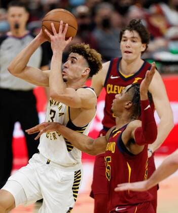 Indiana Pacers guard Chris Duarte of Dominican Republic (L) goes to the basket against Cleveland Cavaliers guard Isaac Okoro (C) as Cleveland Cavaliers forward Cedi Osman of Turkey (R) looks on during the second half of the NBA, Basketball Herren, USA game between the Cleveland Cavaliers and the Indiana Pacers at Rocket Mortgage Fieldhouse in Cleveland, Ohio, USA, 06 February 2022. Indiana Pacers at Cleveland Cavaliers !ACHTUNG: NUR REDAKTIONELLE NUTZUNG!  Copyright: xDAVIDxMAXWELLx AME4152 20220207-40bb5e082f3ae751c040445920cca8591130cb4c