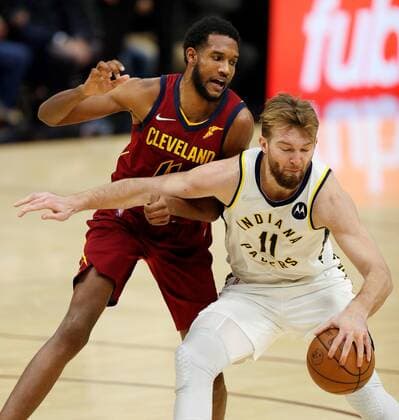 Cleveland Cavaliers forward Evan Mobley (L) defends against Indiana Pacers forward Domantas Sabonis of Lithuania (R) during the second half of the NBA, Basketball Herren, USA game between the Cleveland Cavaliers and the Indiana Pacers at Rocket Mortgage Fieldhouse in Cleveland, Ohio, USA, 06 February 2022. Indiana Pacers at Cleveland Cavaliers !ACHTUNG: NUR REDAKTIONELLE NUTZUNG!  Copyright: xDAVIDxMAXWELLx AME4156 20220207-7d2f0c4810c0526aa8b5c0f3b122ae18d14ca430