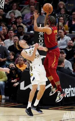 Cleveland Cavaliers guard Lamar Stevens (R) gets a shot off over Indiana Pacers guard Chris Duarte of Dominican Republic (L) during the second half of the NBA, Basketball Herren, USA game between the Cleveland Cavaliers and the Indiana Pacers at Rocket Mortgage Fieldhouse in Cleveland, Ohio, USA, 06 February 2022. Indiana Pacers at Cleveland Cavaliers !ACHTUNG: NUR REDAKTIONELLE NUTZUNG!  Copyright: xDAVIDxMAXWELLx AME4157 20220207-c1cb6d1e936b3631899d6a45eadb3abc37d78053