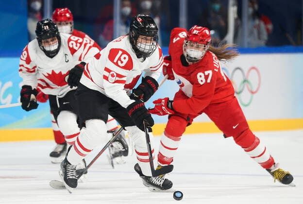 BEIJING, CHINA - FEBRUARY 7, 2022: Brianne Jenner (L) of Canada and Polina Luchnikova of the ROC Team fight for the puck in their women s Group A Ice hockey, Eishockey match at the 2022 Winter Olympic Games, Olympische Spiele, Olympia, OS at the Wukesong Sports Centre. Anton Novoderezhkin TASS  TS121AFE