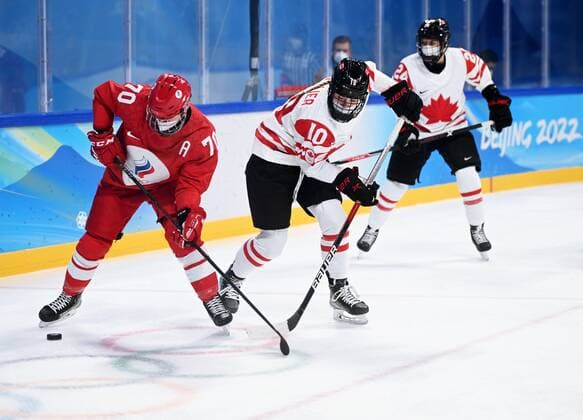 China Olympics 2022 Ice hockey, Eishockey Women ROC - Canada 8106720 07.02.2022 Russian Olympic Committee s Landysh Falyakhova, left, and Canada s Sarah Fillier struggle for a puck in the ice hockey women s preliminary round group A match between the Russian Olympic Committee s team and Canada during the Beijing 2022 Winter Olympic Games, Olympische Spiele, Olympia, OS at Wukesong Sports Centre in Beijing, China. Vladimir Astapkovich Sputnik Beijing China  Copyright: xVladimirxAstapkovichx