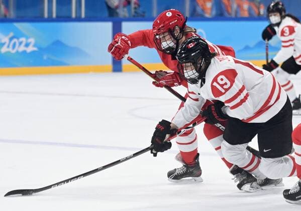 China Olympics 2022 Ice hockey, Eishockey Women ROC - Canada 8106757 07.02.2022 Russian Olympic Committee s Maria Batalova, left, and Canada s Brianne Jenner struggle for a puck in the ice hockey women s preliminary round group A match between the Russian Olympic Committee s team and Canada during the Beijing 2022 Winter Olympic Games, Olympische Spiele, Olympia, OS at Wukesong Sports Centre in Beijing, China. Vladimir Astapkovich Sputnik Beijing China  Copyright: xVladimirxAstapkovichx
