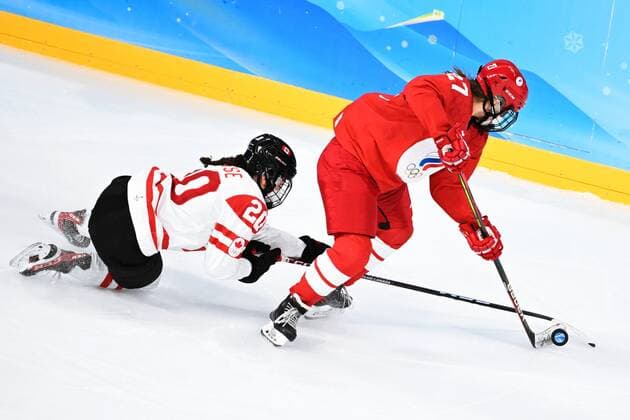 China Olympics 2022 Ice hockey, Eishockey Women ROC - Canada 8106773 07.02.2022 Canada s Sarah Nurse, left, and Russian Olympic Committee s Veronika Korzhakova struggle for a puck in the ice hockey women s preliminary round group A match between the Russian Olympic Committee s team and Canada during the Beijing 2022 Winter Olympic Games, Olympische Spiele, Olympia, OS at Wukesong Sports Centre in Beijing, China. Vladimir Astapkovich Sputnik Beijing China  Copyright: xVladimirxAstapkovichx