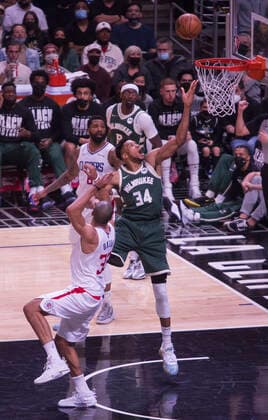 February 6, 2022, Los Angeles, California, USA: Giannis Antetokounmpo 34 of the Milwaukee Bucks scores during their NBA, Basketball Herren, USA game against the Los Angeles Clippers on Sunday February 6, 2022 at Crypto.com Arena in Los Angeles, California. Clippers lose to Bucks, 113-137. ARIANA RUIZ PI Los Angeles USA - ZUMAp124 20220206_zaa_p124_056 Copyright: xArianaxRuizx
