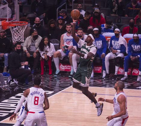 Sport Bilder des Tages February 6, 2022, Los Angeles, California, USA: Bobby Portis 9 of the Milwaukee Bucks scores during their NBA, Basketball Herren, USA game against the Los Angeles Clippers on Sunday February 6, 2022 at Crypto.com Arena in Los Angeles, California. Clippers lose to Bucks, 113-137. ARIANA RUIZ PI Los Angeles USA - ZUMAp124 20220206_zaa_p124_061 Copyright: xArianaxRuizx