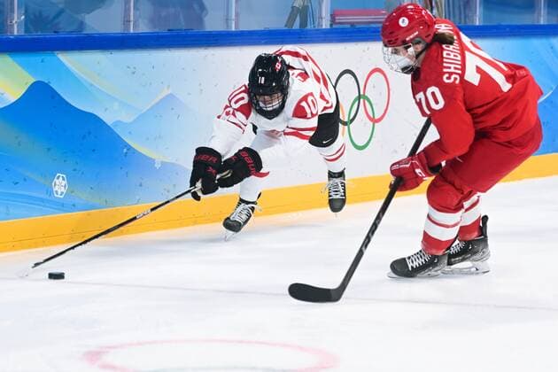 China Olympics 2022 Ice hockey, Eishockey Women ROC - Canada 8106787 07.02.2022 Canada s Sarah Fillier, left, and Russian Olympic Committee s Anna Shibanova struggle for a puck in the ice hockey women s preliminary round group A match between the Russian Olympic Committee s team and Canada during the Beijing 2022 Winter Olympic Games, Olympische Spiele, Olympia, OS at Wukesong Sports Centre in Beijing, China. Vladimir Astapkovich Sputnik Beijing China  Copyright: xVladimirxAstapkovichx