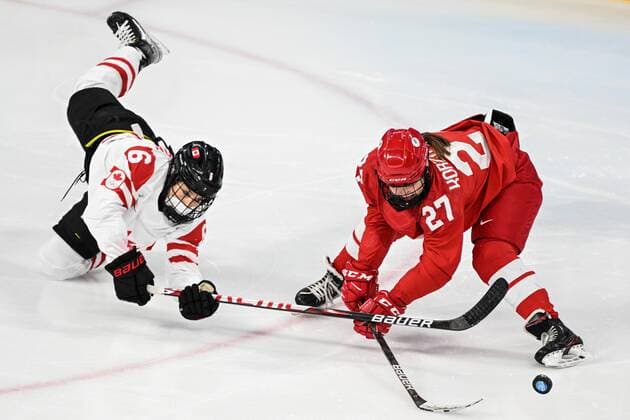 China Olympics 2022 Ice hockey, Eishockey Women ROC - Canada 8106824 07.02.2022 Russian Olympic Committee s Veronika Korzhakova and Canada s Rebecca Johnston struggle for a puck in the ice hockey women s preliminary round group A match between the Russian Olympic Committee s team and Canada during the Beijing 2022 Winter Olympic Games, Olympische Spiele, Olympia, OS at Wukesong Sports Centre in Beijing, China. Vladimir Astapkovich Sputnik Beijing China  Copyright: xVladimirxAstapkovichx