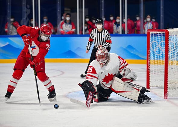 (220207) -- BEIJING, Feb. 7, 2022 -- Goalkeeper Emerance Maschmeyer (R) of Canada makes a save during the Ice hockey, Eishockey women s Group A match between ROC and Canada at Wukesong Sports Centre in Beijing, capital of China, Feb. 7, 2022. ) (BEIJING2022)CHINA-BEIJING-OLYMPIC Winter games, Winterspiele,Spiele, Summer games ICE HOCKEY-WOMEN S PRELIMINARY-ROC VS CANADA (CN) SongxYanhua 