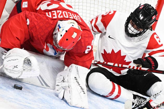 China Olympics 2022 Ice hockey, Eishockey Women ROC - Canada 8106842 07.02.2022 Canada s Rebecca Johnston, right, tries to score in the ice hockey women s preliminary round group A match between the Russian Olympic Committee s team and Canada during the Beijing 2022 Winter Olympic Games, Olympische Spiele, Olympia, OS at Wukesong Sports Centre in Beijing, China. Russian Olympic Committee s goaltender Daria Gredzen, is at left. Vladimir Astapkovich Sputnik Beijing China  Copyright: xVladimirxAstapkovichx