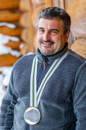 13.01.2022, GER, Fotoshooting mit Georg Hackl und Gunda Niemann-Stirnemann, 30 Jahre nach den Olympischen Spielen in Albertville als sie nationale Sportgeschichte schrieben. Als Erste gewannen sie in der ersten deutschen Olympia-Mannschaft nach der Wiedervereinigung Gold. Georg Hackl mit der Olympischen Goldmedaille aus Albertville,1992 Oberhof Rennsteig Thueringer Wald Grenzadler Thueringen Germany *** 13 01 2022, GER, photo shooting with Georg Hackl and Gunda Niemann Stirnemann, 30 years after the Olympic Games in Albertville when they wrote national sports history As the first to win gold in the first German Olympic team after reunification Georg Hackl with the Olympic gold medal from Albertville,1992 Oberhof Rennsteig Thueringer Wald Grenzadler Thueringen Germany