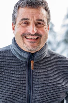 13.01.2022, GER, Fotoshooting mit Georg Hackl und Gunda Niemann-Stirnemann, 30 Jahre nach den Olympischen Spielen in Albertville als sie nationale Sportgeschichte schrieben. Als Erste gewannen sie in der ersten deutschen Olympia-Mannschaft nach der Wiedervereinigung Gold. Georg Hackl mit der Olympischen Goldmedaille aus Albertville,1992 Oberhof Rennsteig Thueringer Wald Grenzadler Thueringen Germany *** 13 01 2022, GER, photo shooting with Georg Hackl and Gunda Niemann Stirnemann, 30 years after the Olympic Games in Albertville when they wrote national sports history As the first to win gold in the first German Olympic team after reunification Georg Hackl with the Olympic gold medal from Albertville,1992 Oberhof Rennsteig Thueringer Wald Grenzadler Thueringen Germany