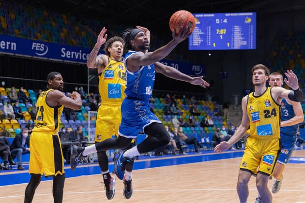 Fraport Skyliners - MHP Riesen Ludwigsburg, easyCredit-BBL Will Cherry (Fraport Skyliners, 29) steigt hoch zum Korb, die Ludwigsburger Yorman Polas Bartolo (Ludwigsburg, 1), Jonah Radebaugh (Ludwigsburg, 12) und Ethan Happ (Ludwigsburg, 24) können nur zuschauen. Basketball-Spiel des easyCredit BBL zwischen den Fraport Skyliners und den MHP Riesen Ludwigsburg am 6. Februar 2022 in der Ballsporthalle in Frankfurt am Main., Frankfurt am Main Hessen Deutschland Ballsporthalle