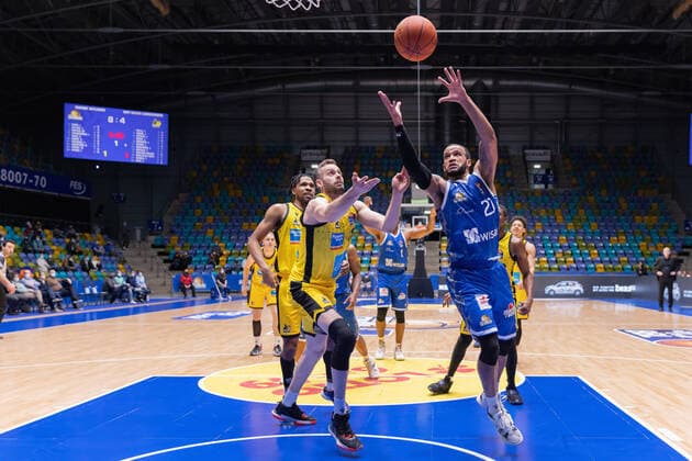 Fraport Skyliners MHP Riesen Ludwigsburg, easyCredit BBL rebound by Rasheed Moore Fraport Skyliners, 20 against Jonas Wohlfarth Bottermann Ludwigsburg, 18 Basketball game of easyCredit BBL between Fraport Skyliners and MHP Riesen Ludwigsburg on 6 February 2022 at Ballsporthalle in Frankfurt am Main , Frankfurt am Main Hesse Germany Ballsporthalle