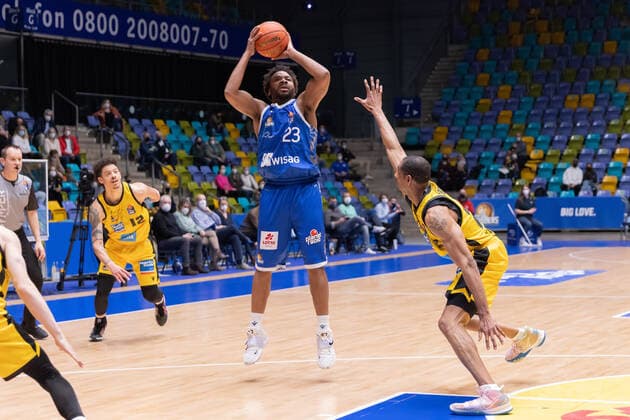 Fraport Skyliners MHP Riesen Ludwigsburg, easyCredit BBL Tremmell Darden Ludwigsburg, 21 defends against Quantez Robertson Fraport Skyliners, 23 easyCredit BBL basketball match between Fraport Skyliners and MHP Riesen Ludwigsburg on February 6, 2022 at Ballsporthalle in Frankfurt am Main , Frankfurt am Main Hesse Germany Ballsporthalle