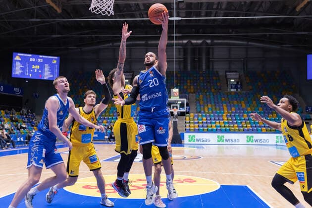 Fraport Skyliners MHP Riesen Ludwigsburg, easyCredit BBL basket by Rasheed Moore Fraport Skyliners, 20 against Jonah Radebaugh Ludwigsburg, 12 , left Matt Haarms Fraport Skyliners, 3 and Ethan Happ Ludwigsburg, 24 , right James Woodard Ludwigsburg, 8 easyCredit BBL basketball game between Fraport Skyliners and MHP Riesen Ludwigsburg on February 6, 2022 at Ballsporthalle in Frankfurt am Main , Frankfurt am Main Hesse Germany Ballsporthalle