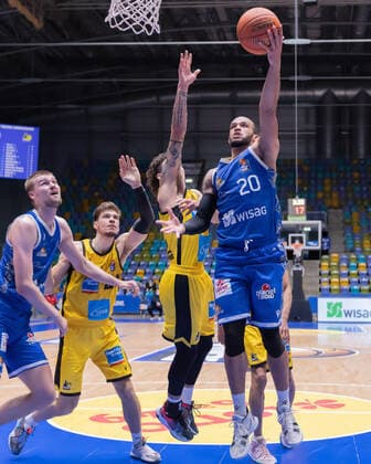 Fraport Skyliners MHP Riesen Ludwigsburg, easyCredit BBL basket by Rasheed Moore Fraport Skyliners, 20 against Jonah Radebaugh Ludwigsburg, 12 , left Matt Haarms Fraport Skyliners, 3 and Ethan Happ Ludwigsburg, 24 easyCredit BBL basketball match between Fraport Skyliners and MHP Riesen Ludwigsburg on February 6, 2022 at Ballsporthalle in Frankfurt am Main , Frankfurt am Main Hesse Germany Ballsporthalle