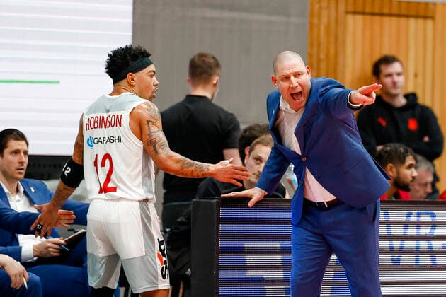 Rechts Headcoach Oren Amiel (Brose Bamberg) Links Justin Robinson (Brose Bamberg, 12) s.oliver Würzburg Wuerzburg - Brose Bamberg - easyCredit-BBL - Basketball Bundesliga Saison 2021 22 Spieltag 20, 06.02.2022 Würzburg, tectake ARENA Copyright: DanielxLöb