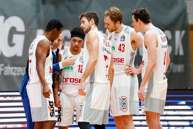 2.v.Links Headcoach Oren Amiel (Brose Bamberg) Vlnr Shannon Scott (Brose Bamberg, 07) Justin Robinson (Brose Bamberg, 12) Shannon Scott (Brose Bamberg, 07) Christian Sengfelder (Brose Bamberg, 43) Omar Prewitt (Brose Bamberg, 04) s.oliver Würzburg Wuerzburg - Brose Bamberg - easyCredit-BBL - Basketball Bundesliga Saison 2021 22 Spieltag 20, 06.02.2022 Würzburg, tectake ARENA Copyright: DanielxLöb