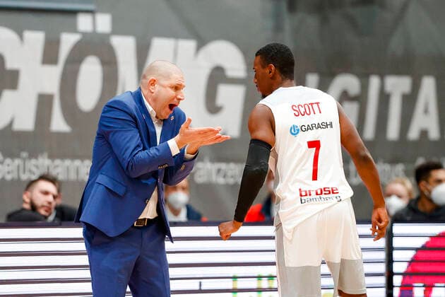 Links Headcoach Oren Amiel (Brose Bamberg) Rechts Shannon Scott (Brose Bamberg, 07) s.oliver Würzburg Wuerzburg - Brose Bamberg - easyCredit-BBL - Basketball Bundesliga Saison 2021 22 Spieltag 20, 06.02.2022 Würzburg, tectake ARENA Copyright: DanielxLöb