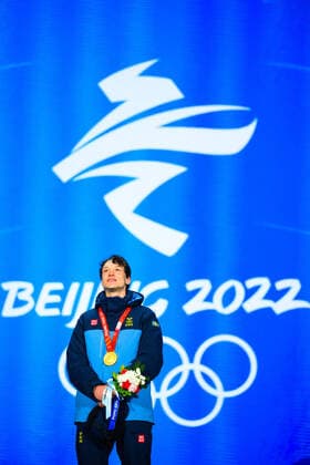 220207 Nils van der Poel of Sweden celebrating with gold medal at the medal ceremony for men s 5000 meter speed skating during day 3 of the 2022 Winter Olympics on February 7, 2022 in Beijing Photo Mathias Bergeld BILDBYRAN kod MB MB0311 olympic games olympics winter olympics os ol olympics winter os olympics peking peking peking 2022 beijing 2022 beijing 2022 olympic games beijing 2022 winter olympic games peking os beijing ol winter ol 3 bbeng medal ceremony medal ceremony medal ceremony celebration jubilee sweden sweden gold,  Copyright: MATHIASxBERGELD BB220207MB084